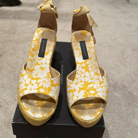 Burberry Lace up Sandals - Picture 5 of 10